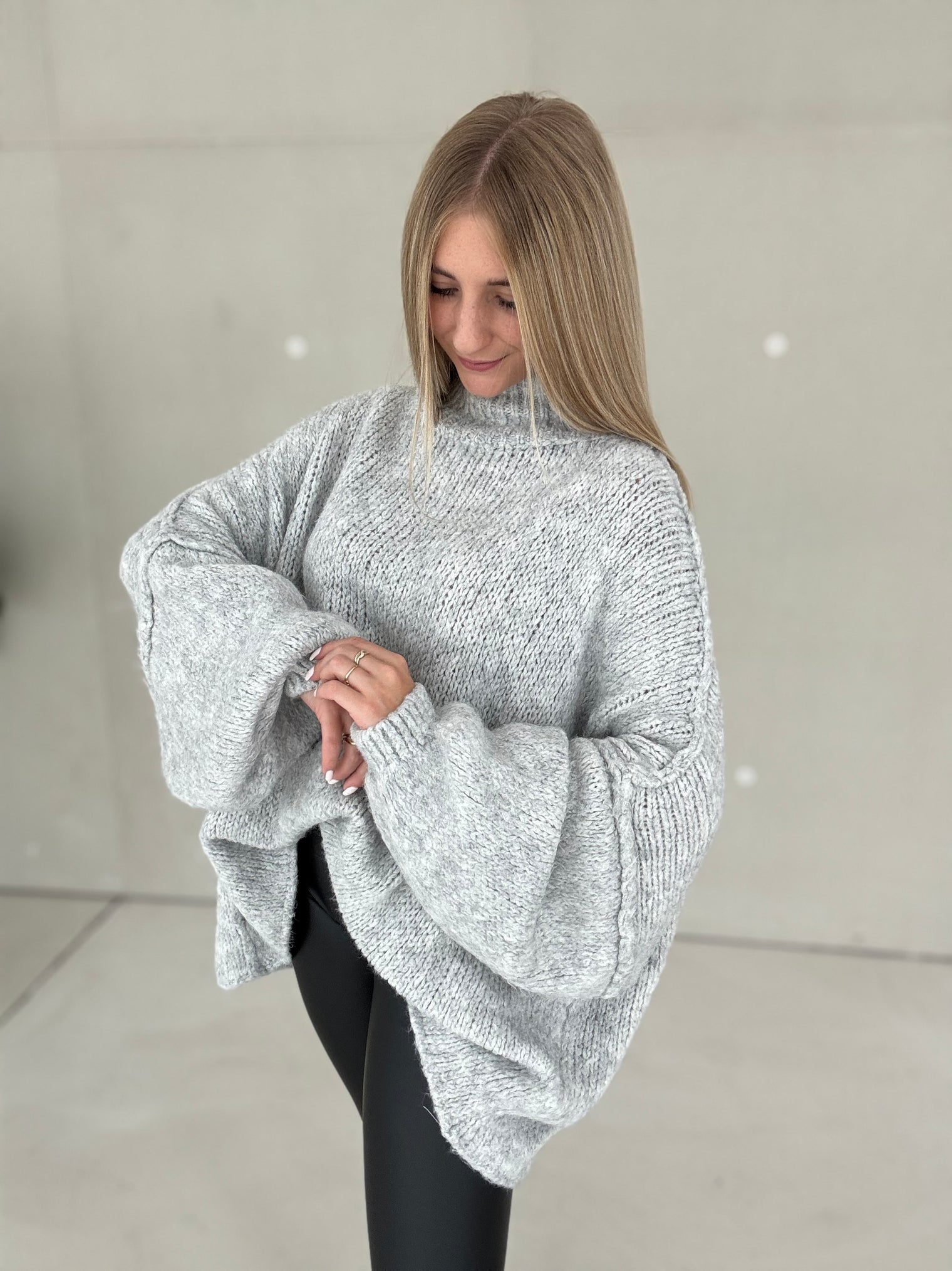 Kuschelweicher OVERSIZE Strickpullover hellgrau