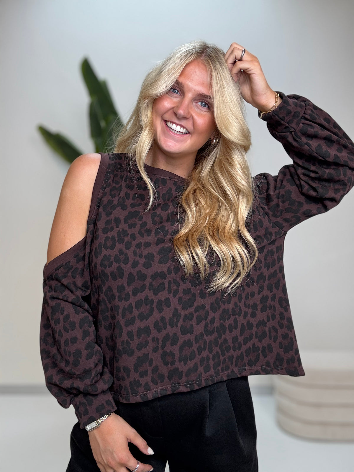Sweater mit Cut-Out an der Schulter dark chocolate LEO POWER schwarz/taupe