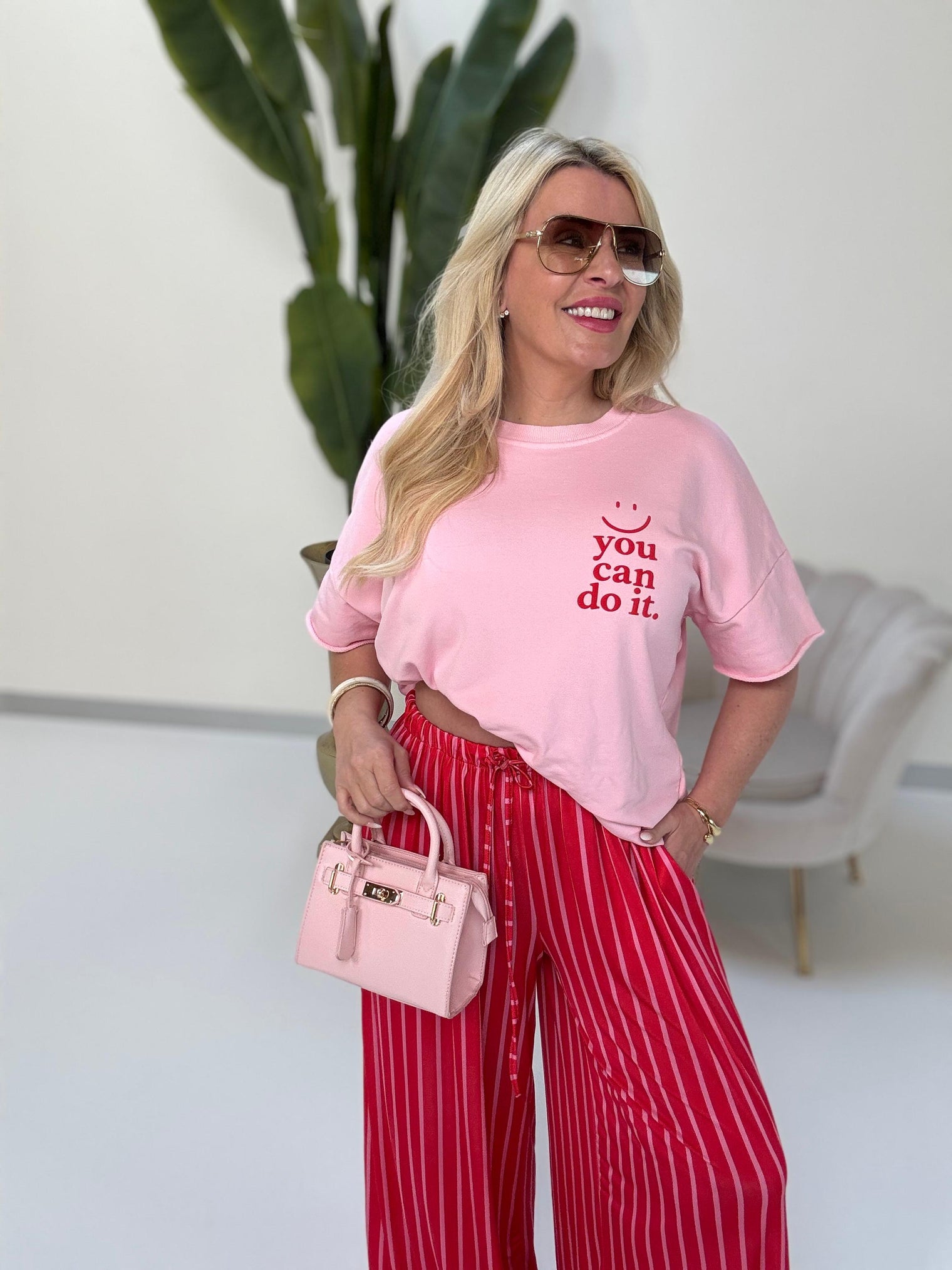 Handtasche rosa LUXURY IS CALLING mit goldener Hardware