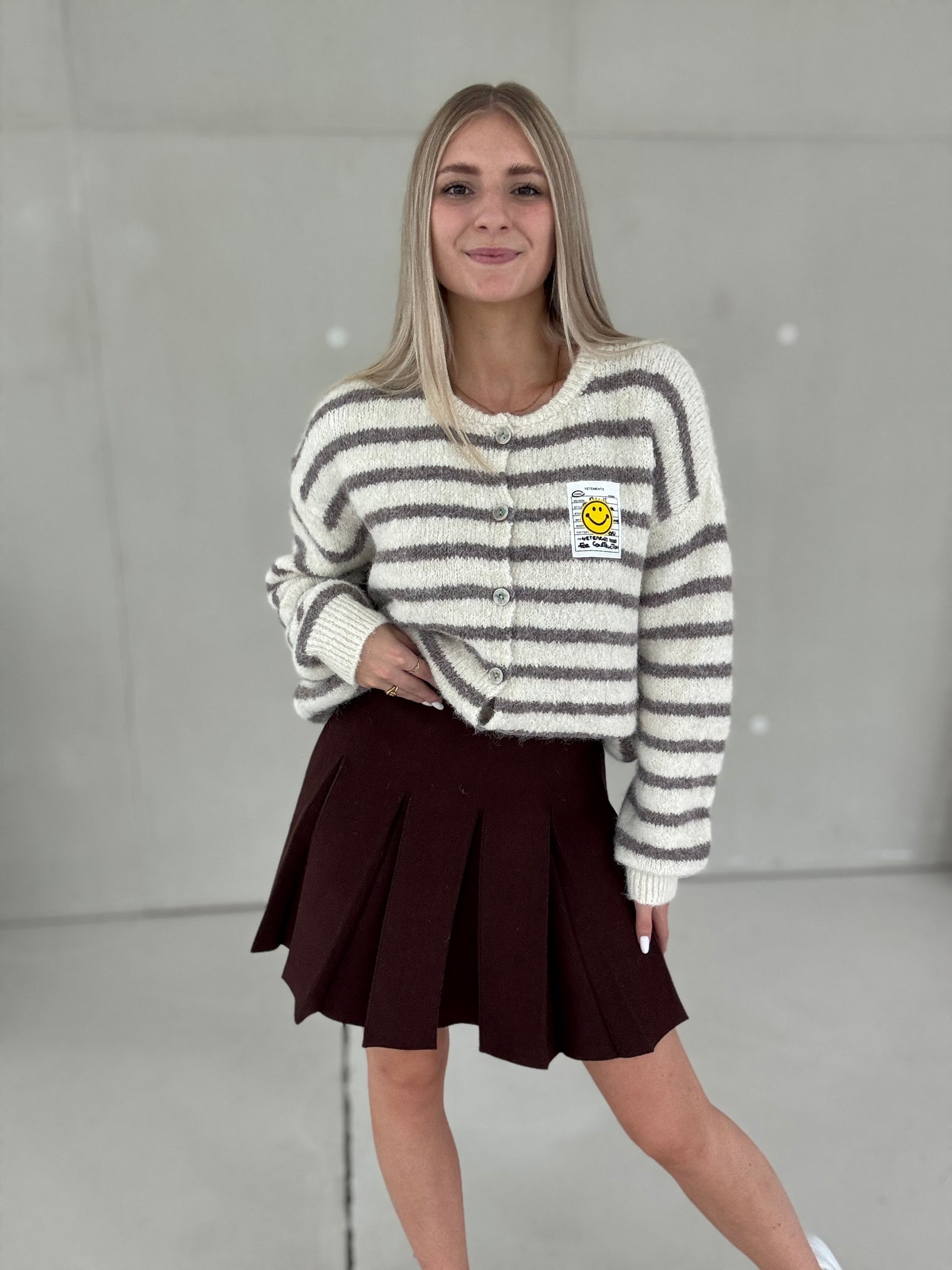 Cardigan ONLY GOOD VIBES creme/Taupe Grey
