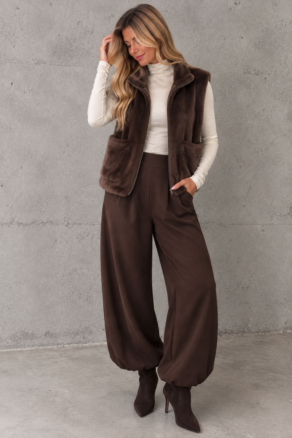 Luxuriöse Weste mit FAKE FUR cherrybraun