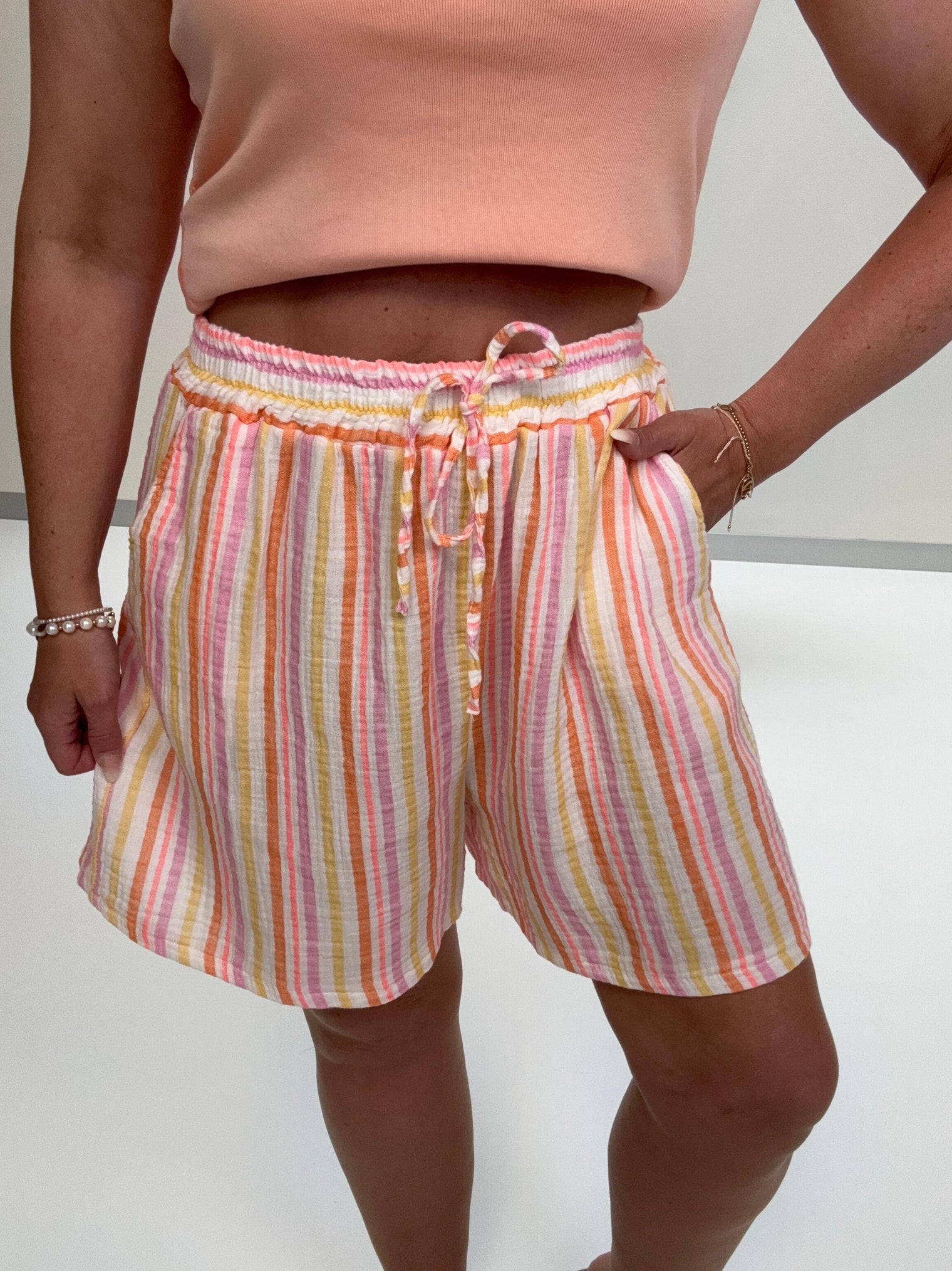 Musselin Shorts weiß SMALL STRIPES pastell rosa/peach/gelb