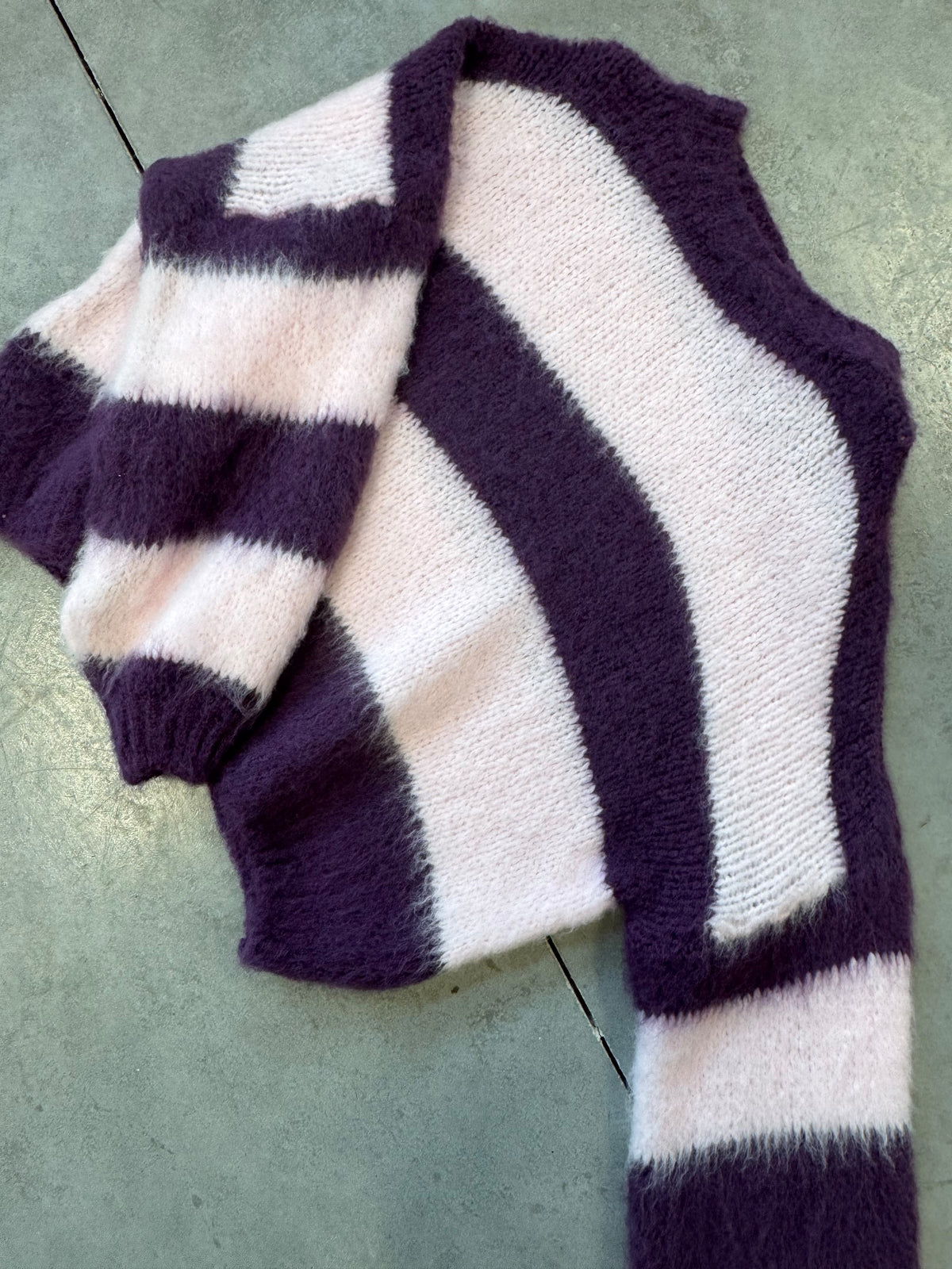 Strickpullover mit Patch pflaume/rosa mit pinkem Patch