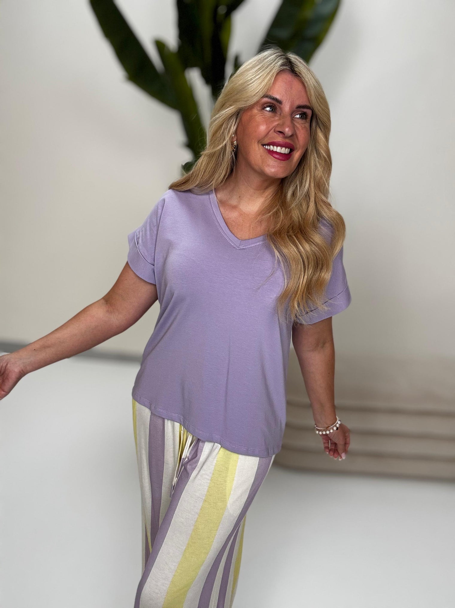 Basic Shirt KEEP IT SIMPLE mit V-Ausschnitt flieder