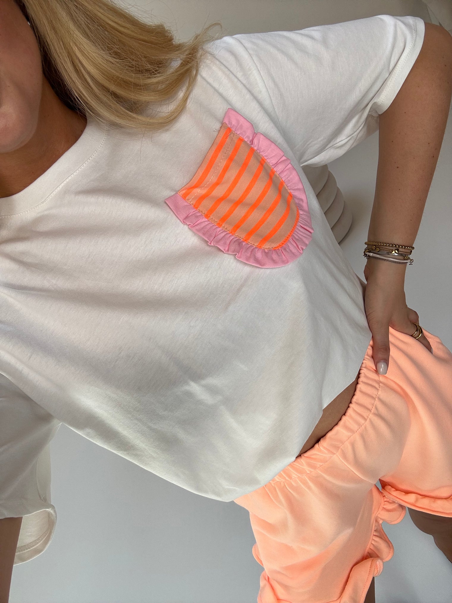 Shirt mit kleiner Brusttasche KISS MY VOLANTS weiß
