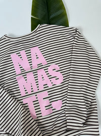 Sweater mit Rückenprint creme/coffee geringelt NAMASTE