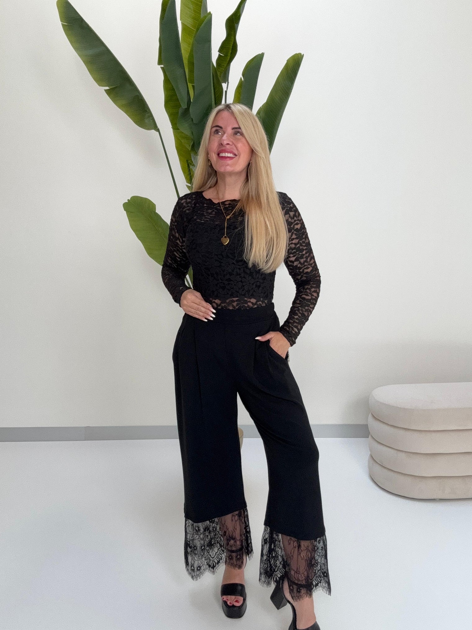 Luxury Culotte Hose mit Bundfalten & Spitze schwarz