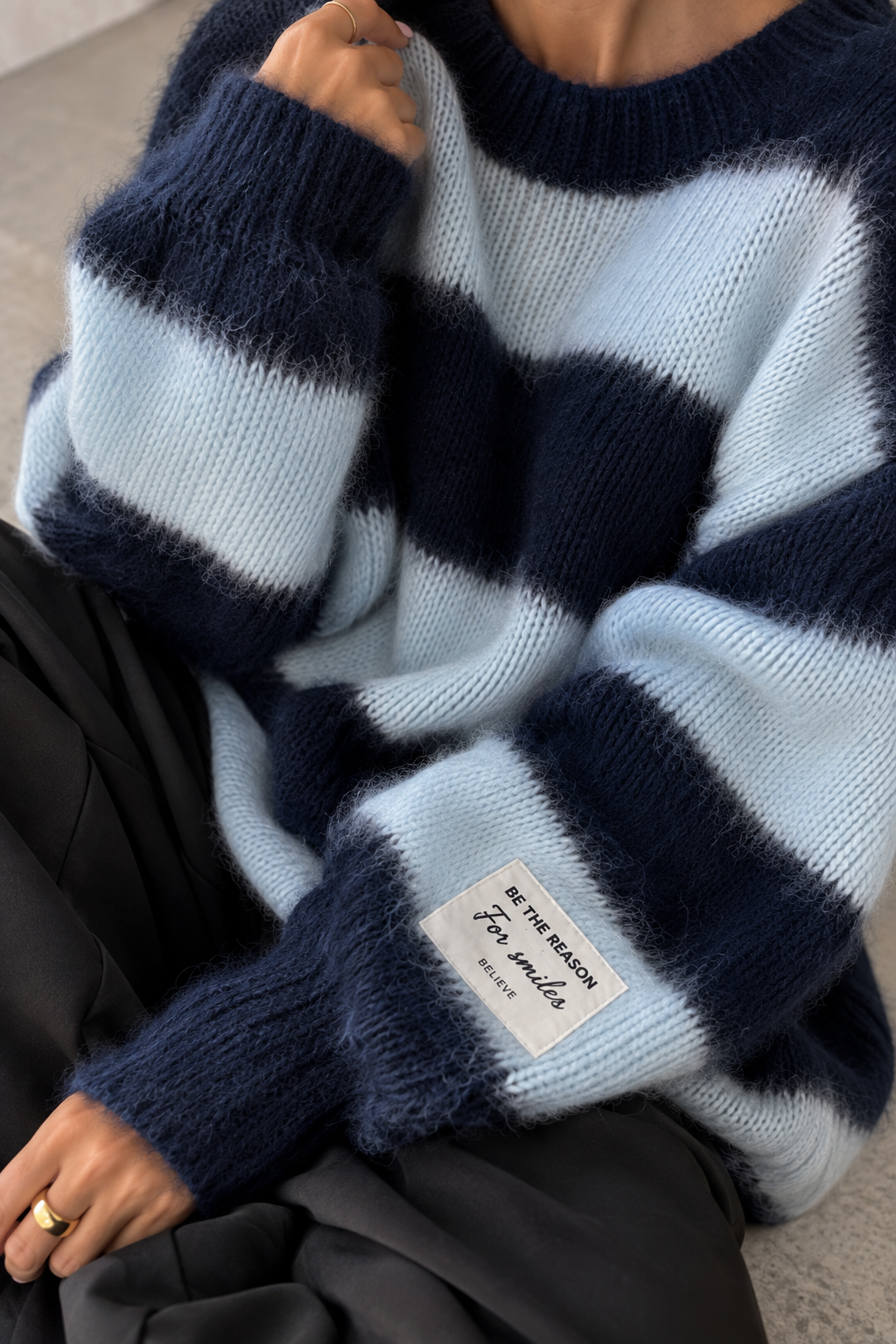 Strickpullover mit Patch hellblau/navy