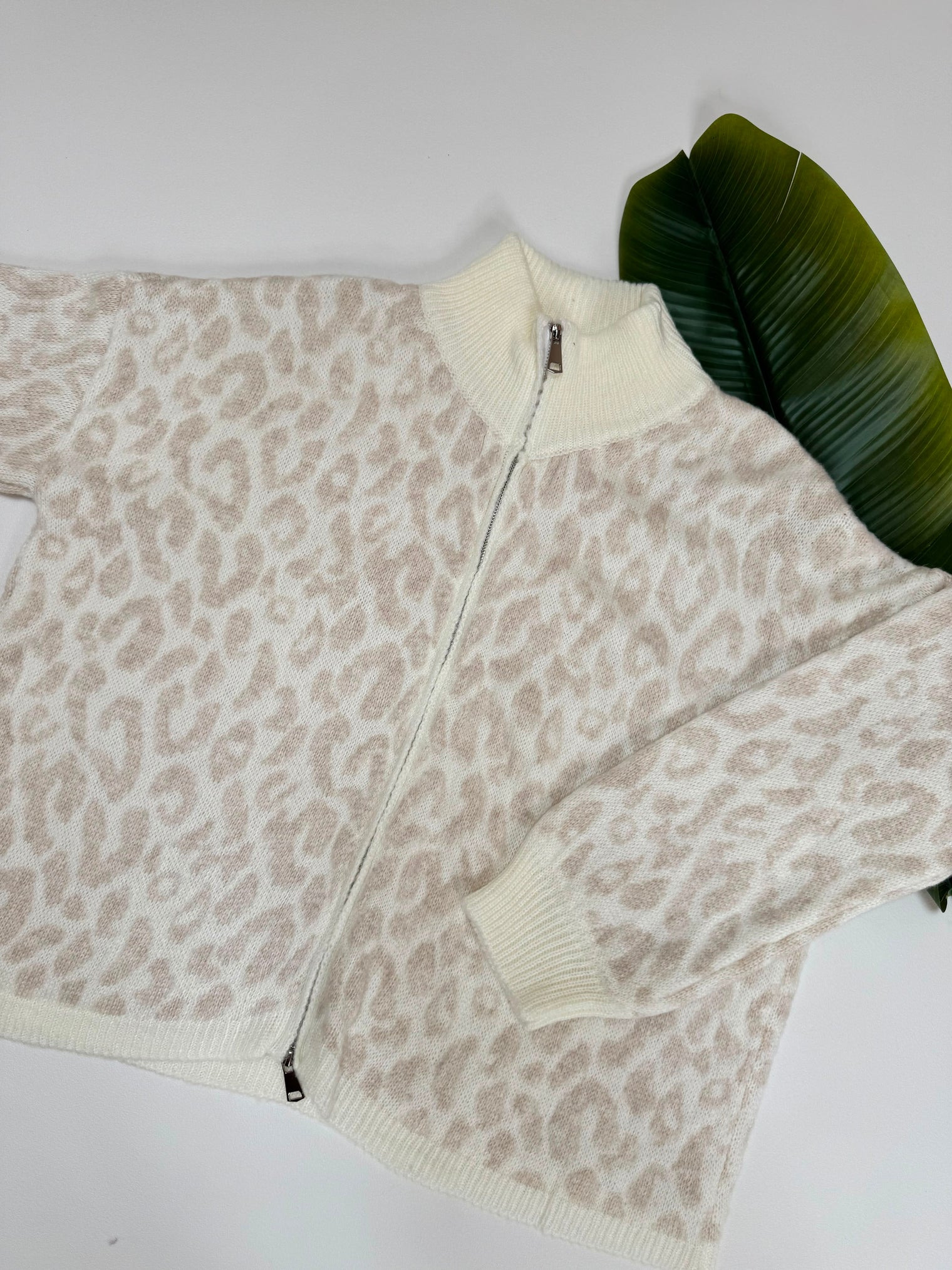 Zipper Strickjacke im angesagten Leo Muster creme/beige