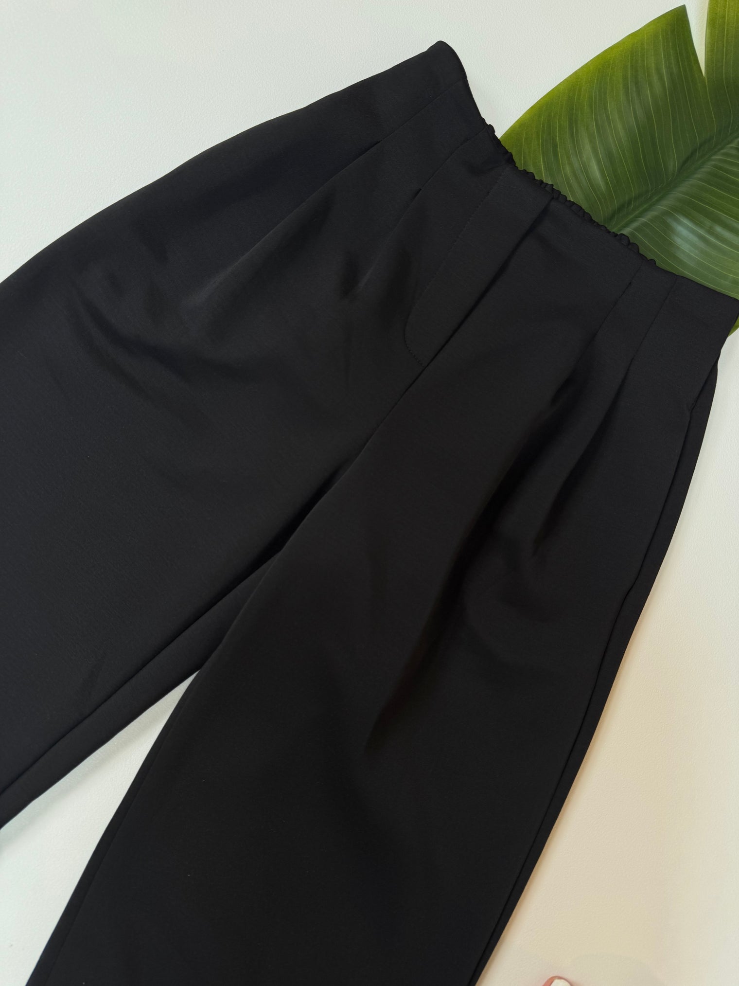Butterstoff Hose schwarz mit Bundfalten