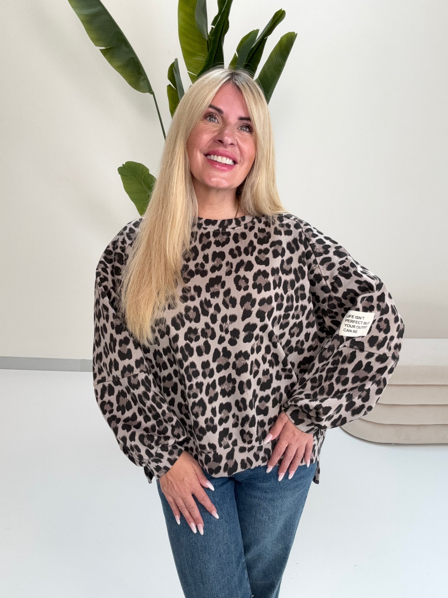 Butterstoff Sweater mit Patch am Ärmel soft taupe LEO schwarz/taupe
