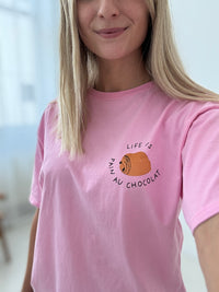 Statement Shirt LIFE IS PAIN AU CHOCOLAT rosa