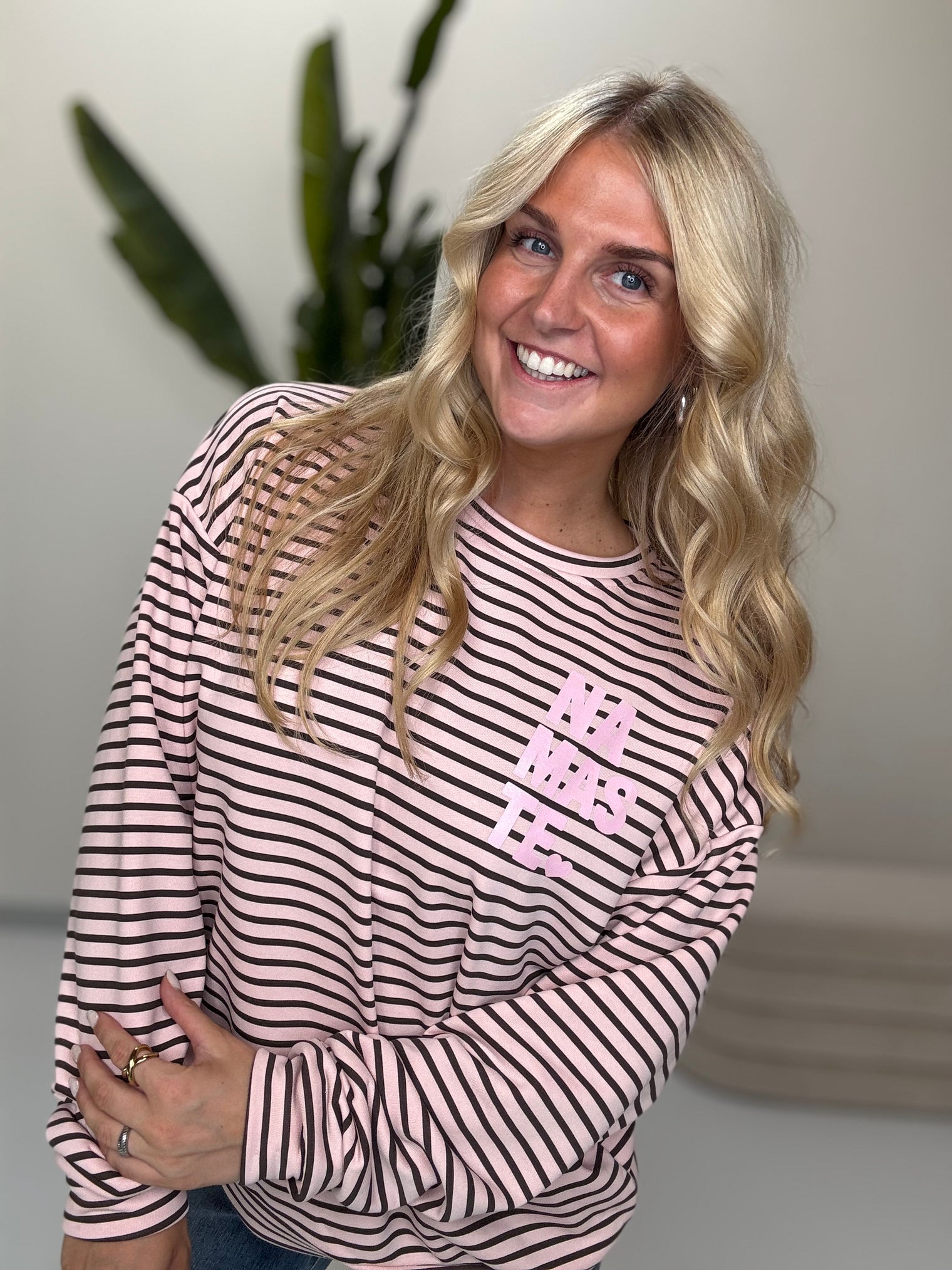 Sweater mit Rückenprint hellrosa/coffee geringelt NAMASTE