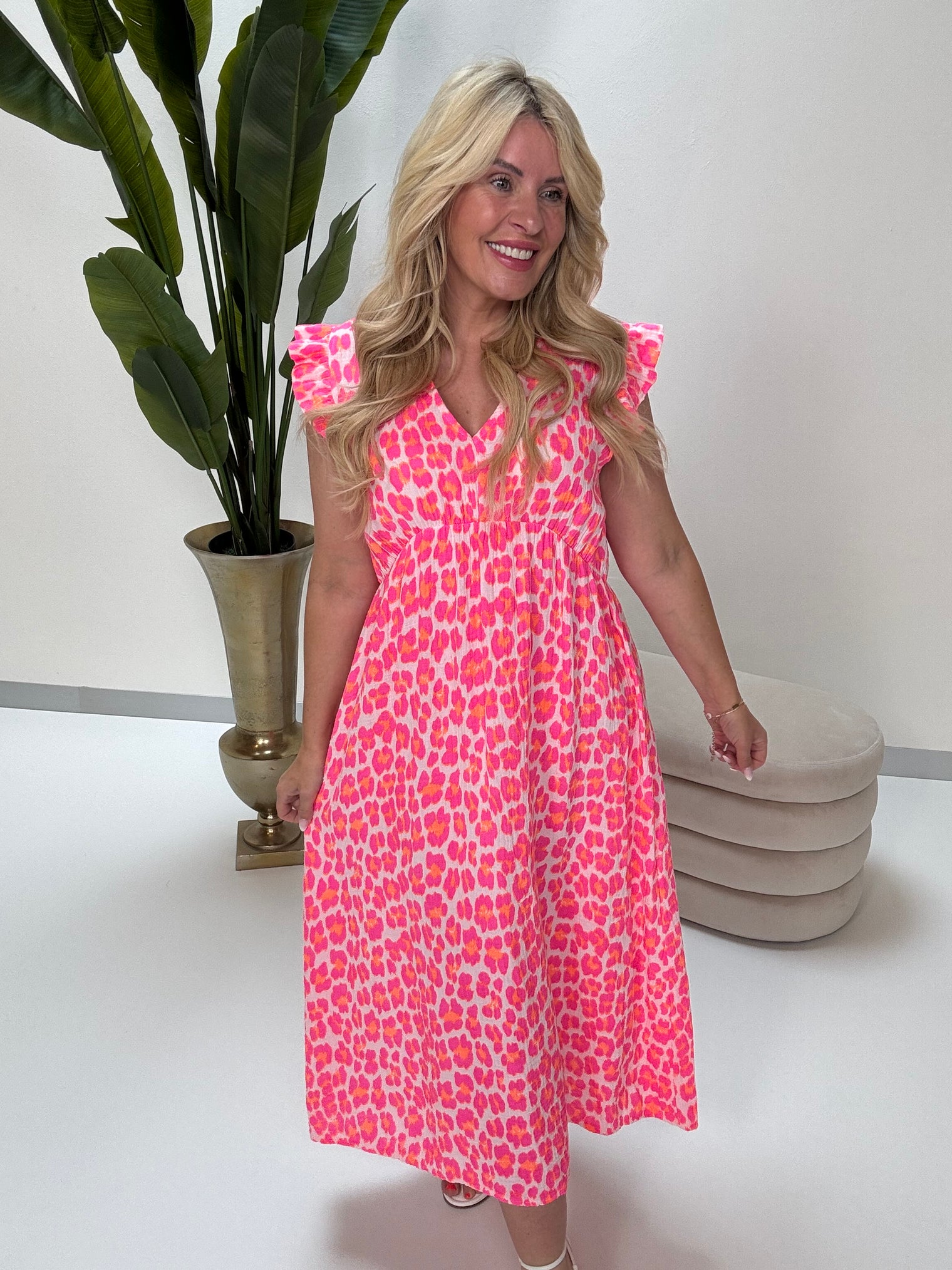 Signature Boho Musselin Kleid weiß LEO POWER hot pink/orange
