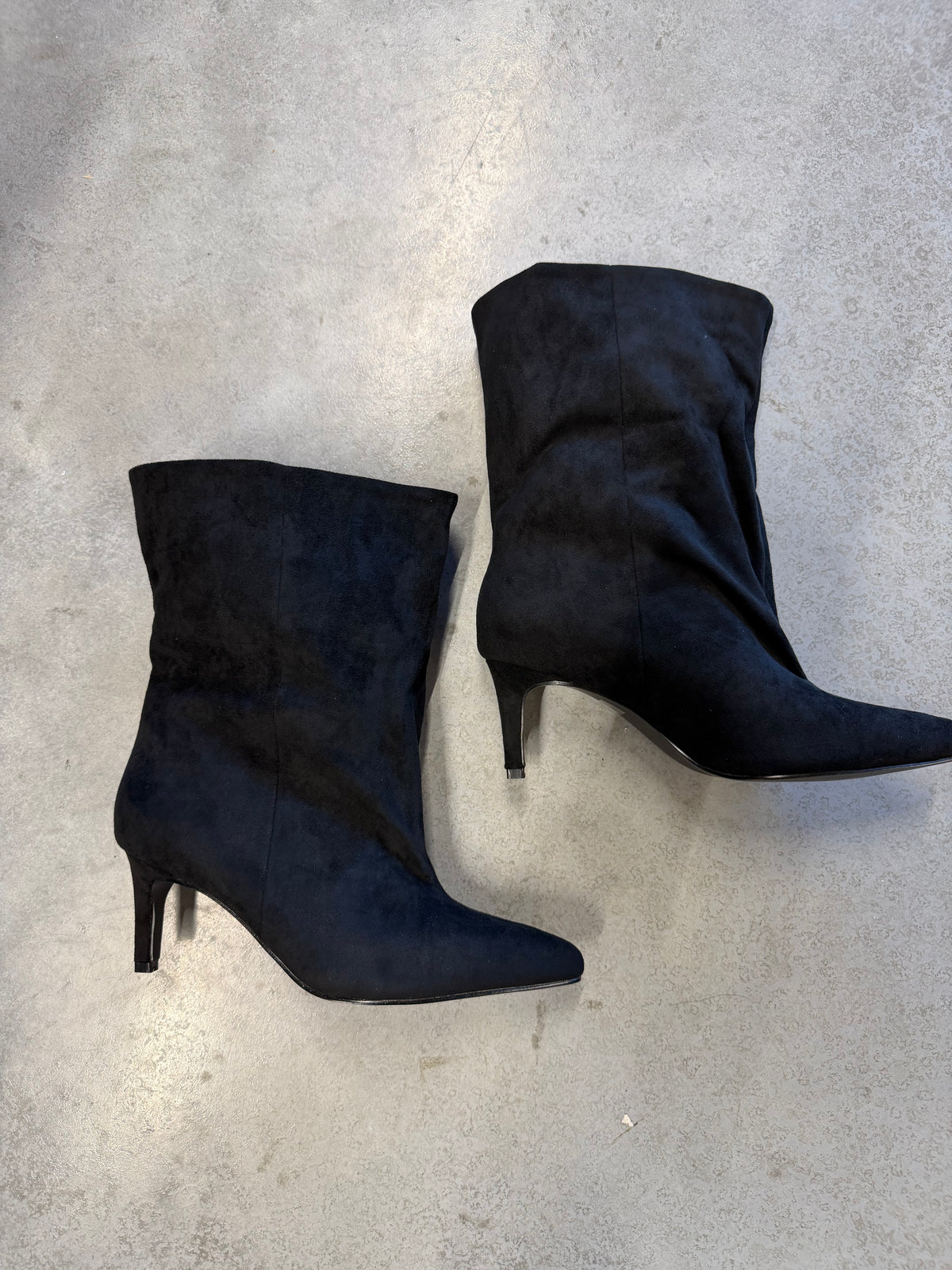Velours Stiefelette mit kurzem Schaft schwarz
