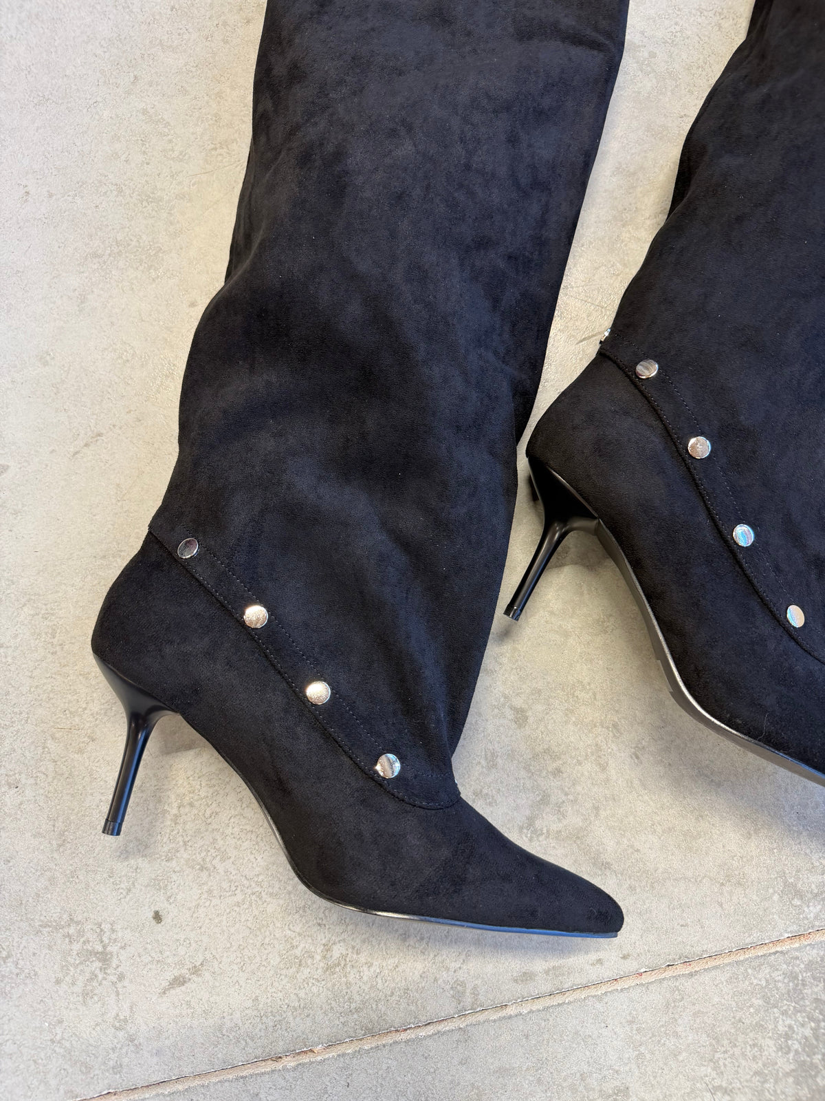 Stiefel mit hohem Schaft und Details schwarz