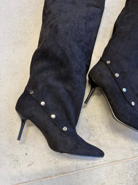 Stiefel mit hohem Schaft und Details schwarz