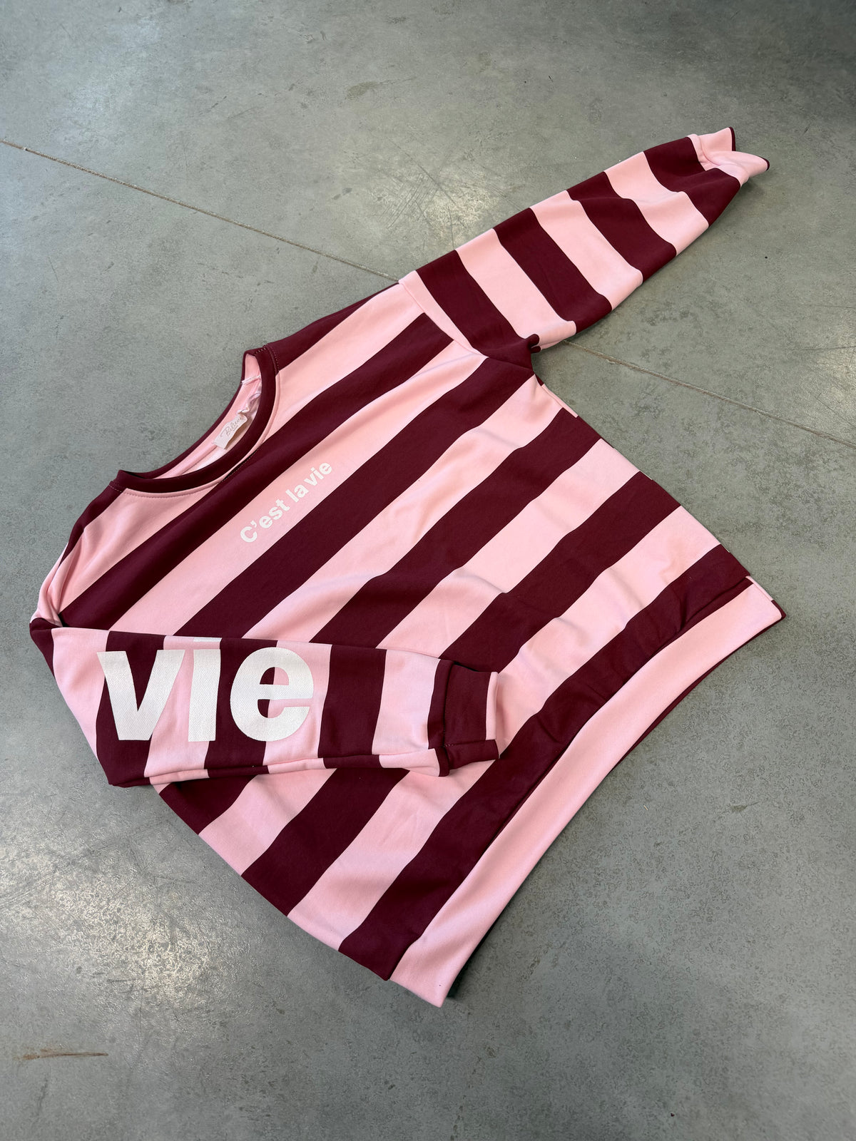 Sweater mit Rückenprint C'EST LA VIE burgundy/rosa