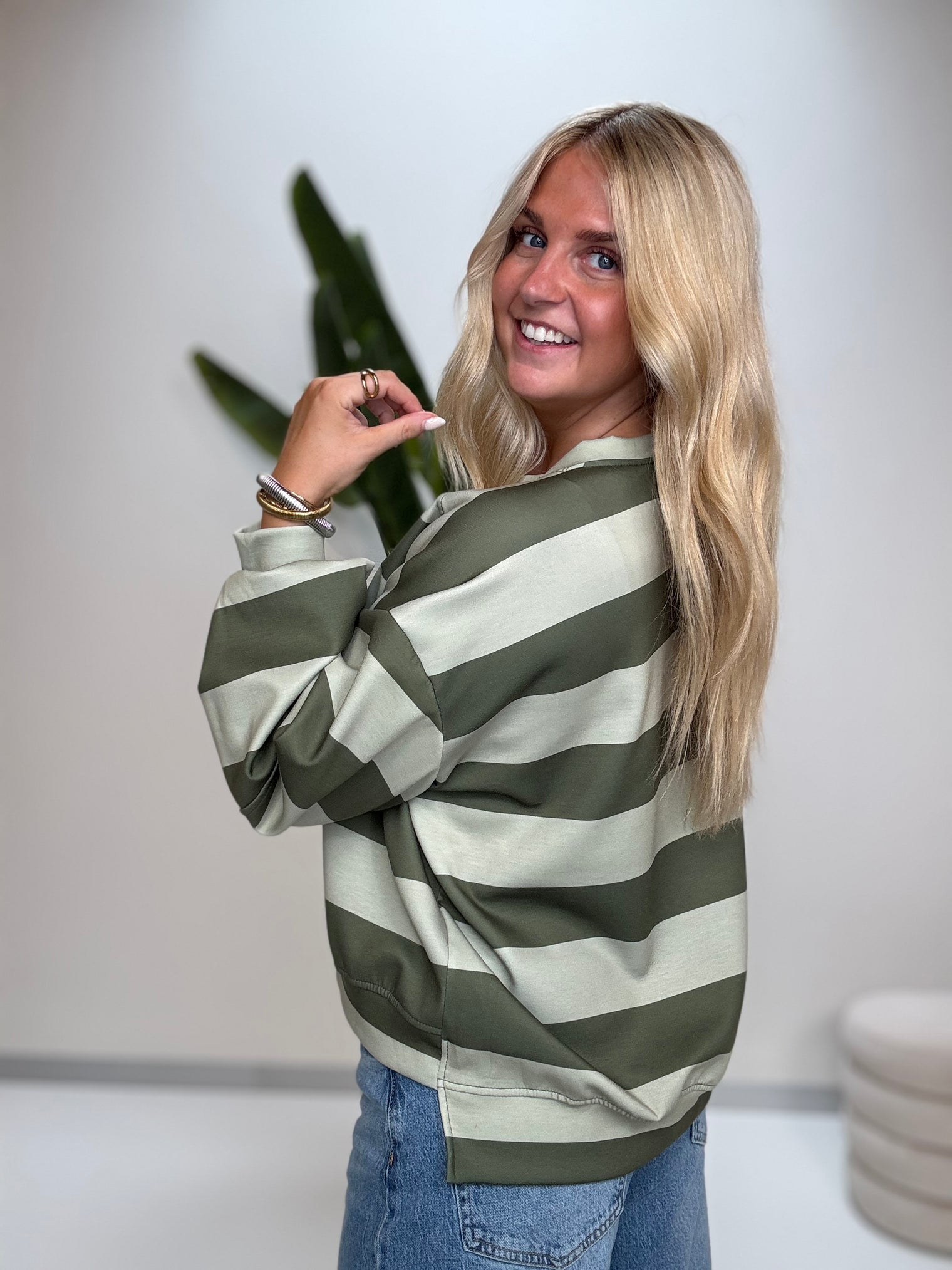 Butterstoff Sweater mit Patch am Ärmel BIG STRIPES hell&dunkelgrün
