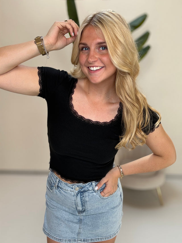 Shirt mit Spitzenrand BASIC QUEEN schwarz
