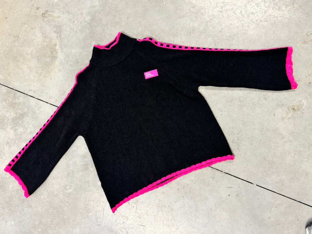 Pullover mit Patch DRESS FOR YOURSELF schwarz/pink