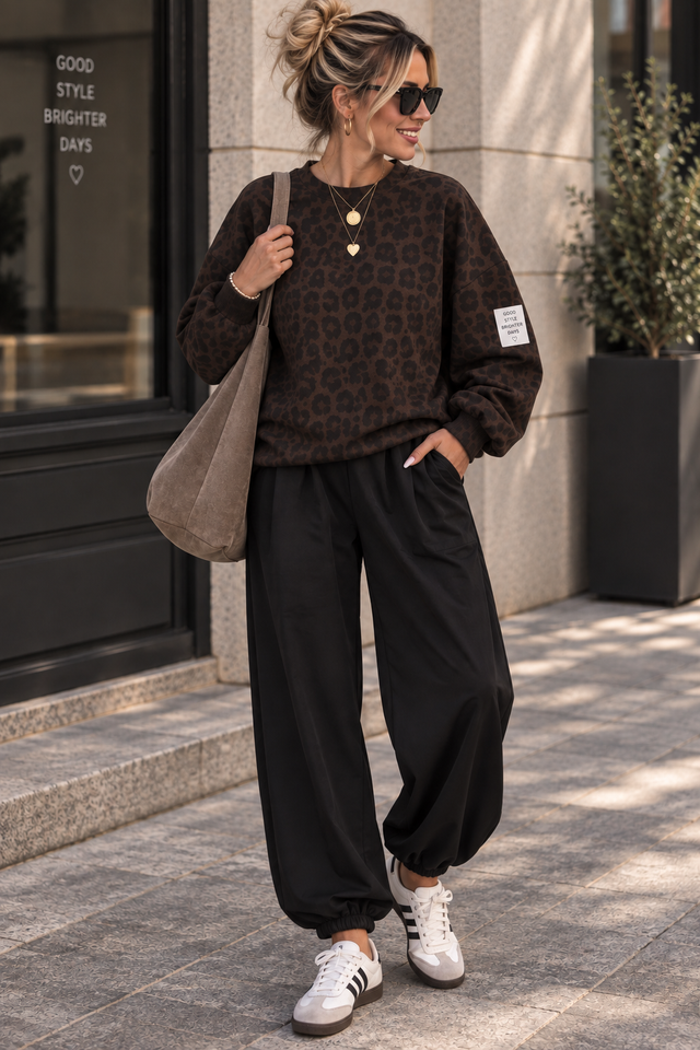Butterstoff Sweater mit Patch am Ärmel dark chocolate LEO schwarz/taupe