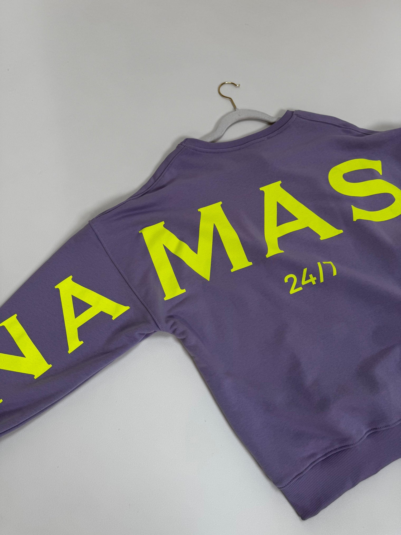 Sweater mit Rückenprint NAMASTE flieder
