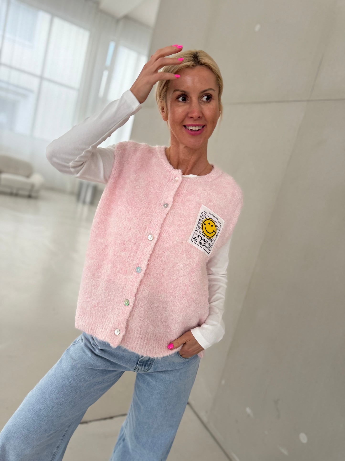 Kuschelige Strickweste mit Smiley Patch rosa