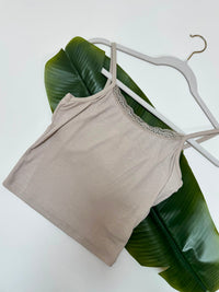 Ripp Spaghettiträger Top Cropped mit Spitze creme