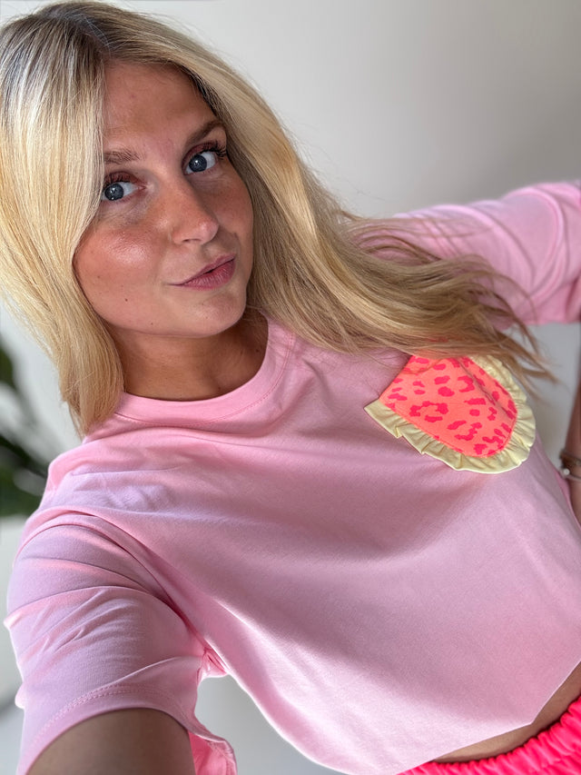 Shirt mit kleiner Brusttasche KISS MY VOLANTS rosa