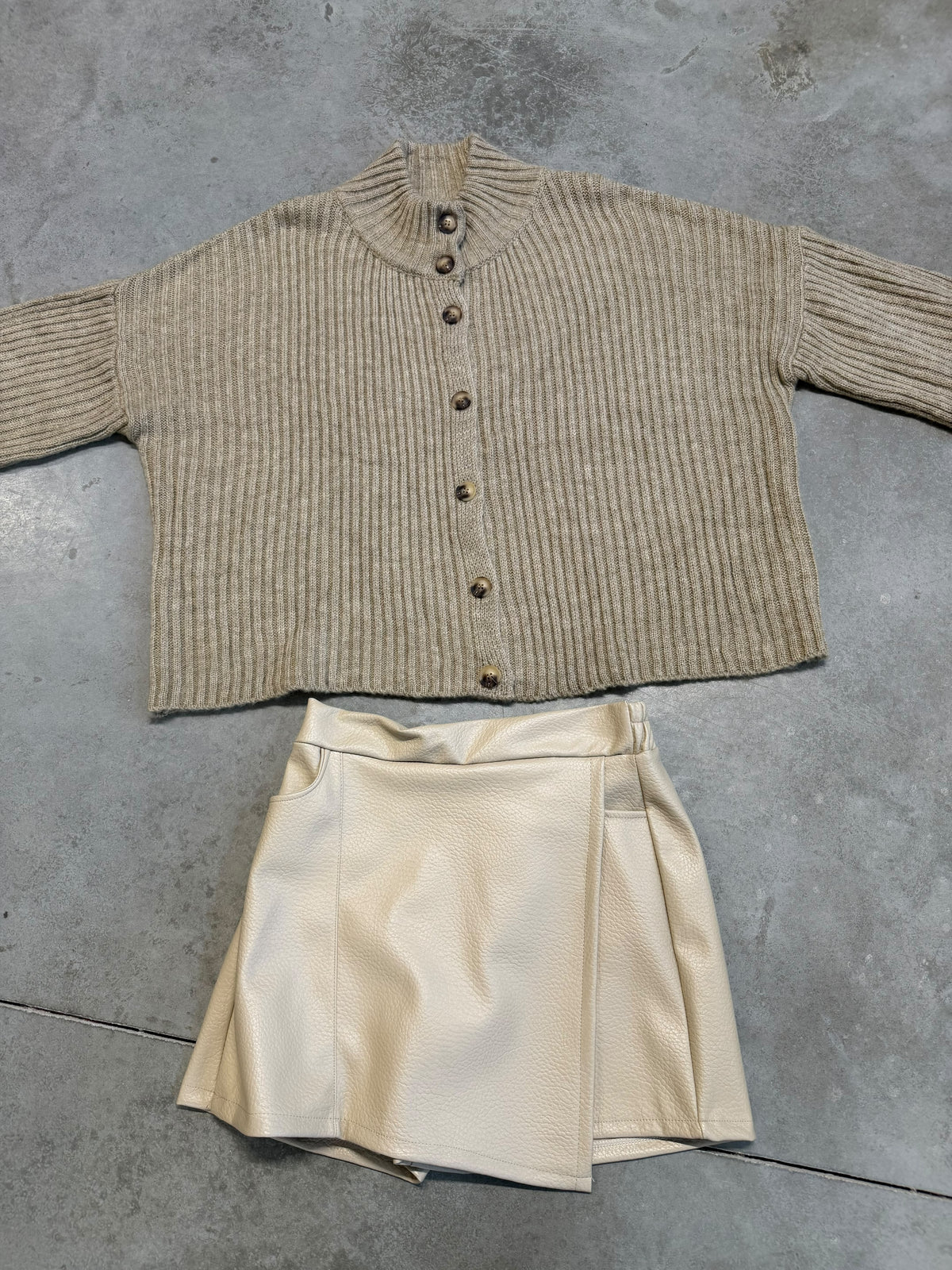 Strickjacke mit Knopfleiste beige