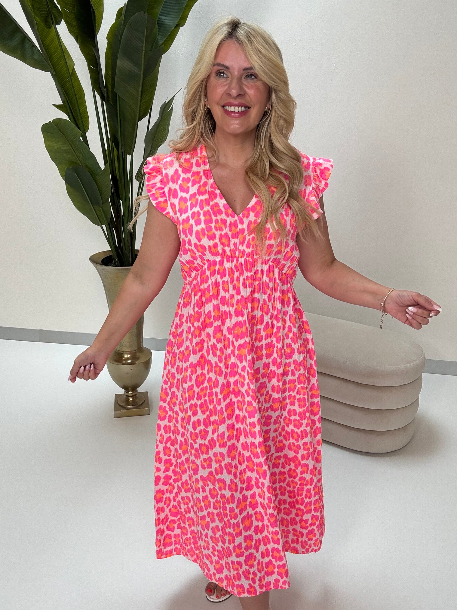 Signature Boho Musselin Kleid weiß LEO POWER hot pink/orange