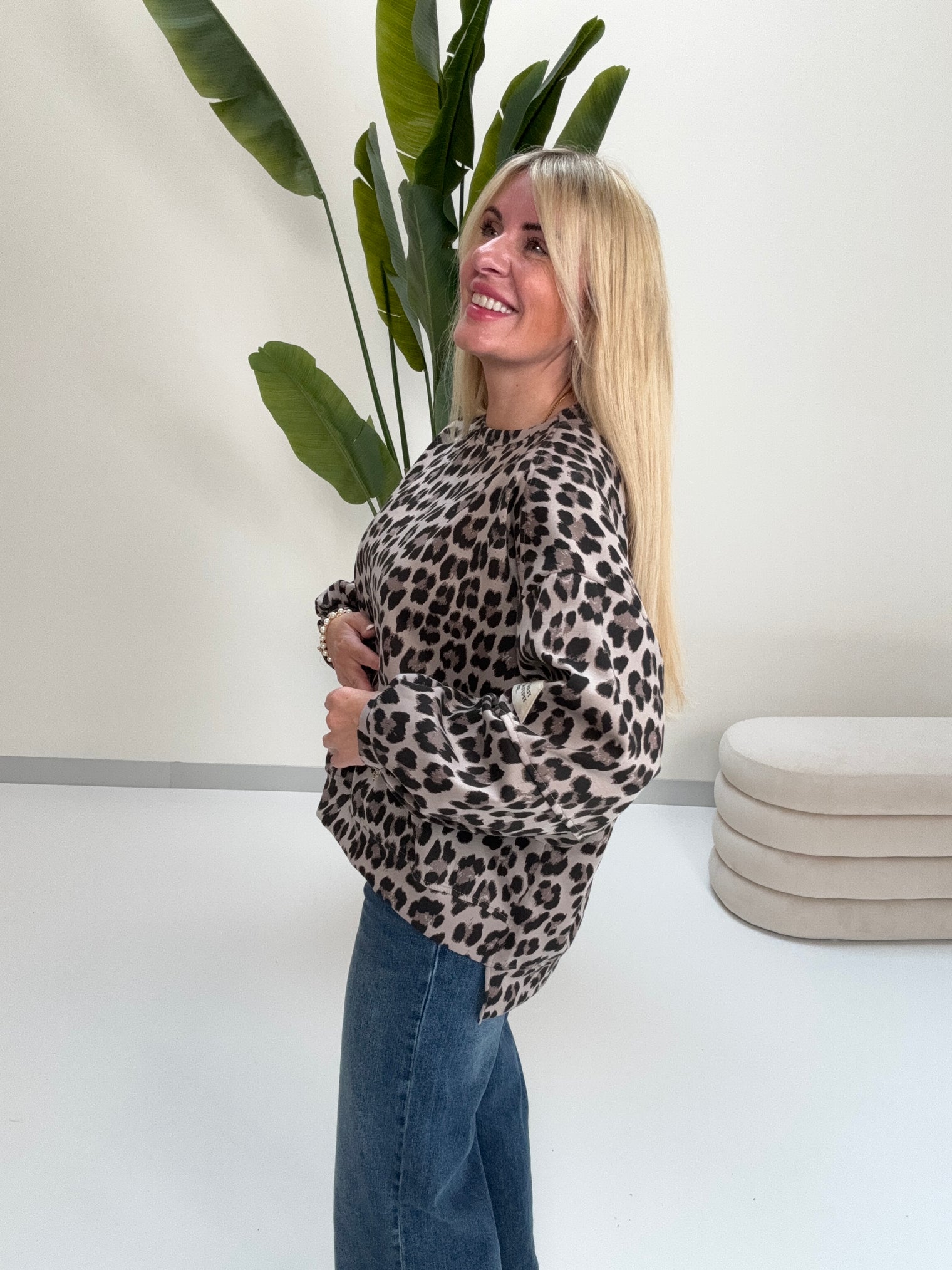 Butterstoff Sweater mit Patch am Ärmel soft taupe LEO schwarz/taupe