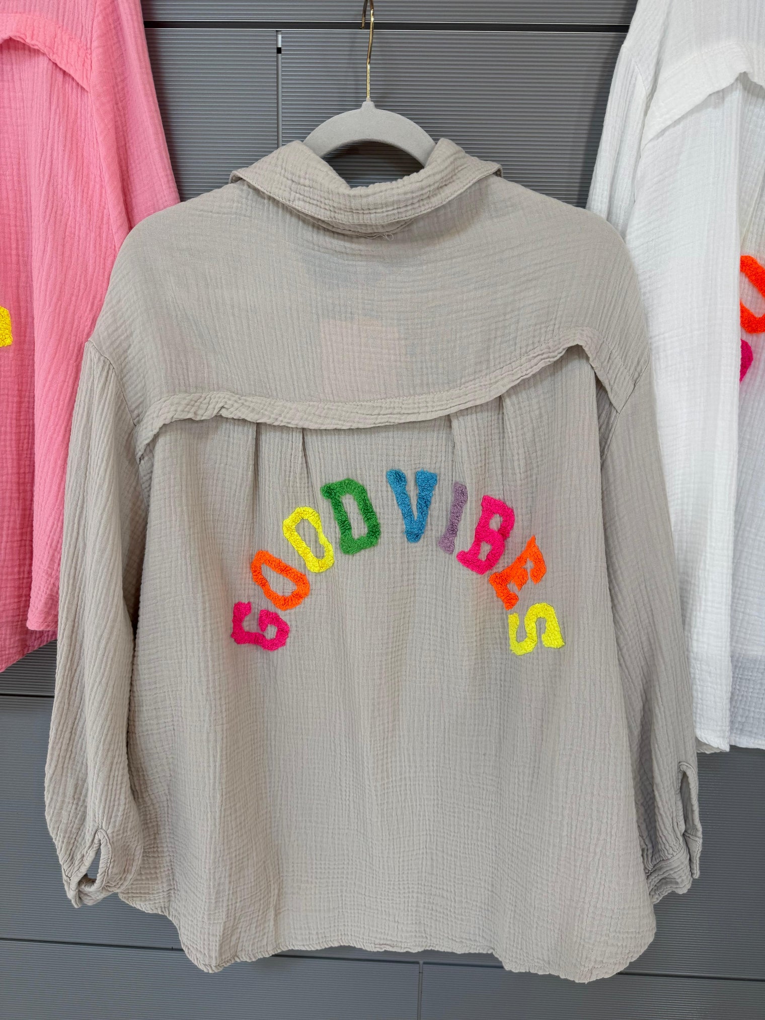 Musselin Bluse GOOD VIBES mit Rückenprint