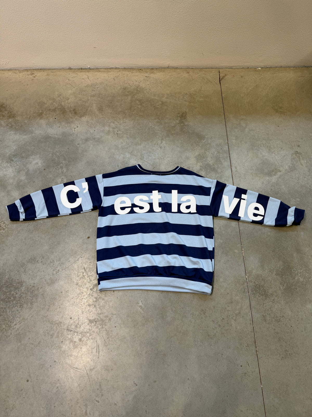 Sweater mit Rückenprint C'EST LA VIE navy/hellblau