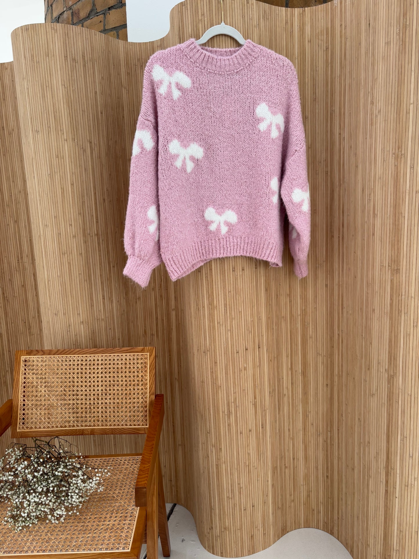 Kuschelweicher Pullover rosa mit weißen Schleifen