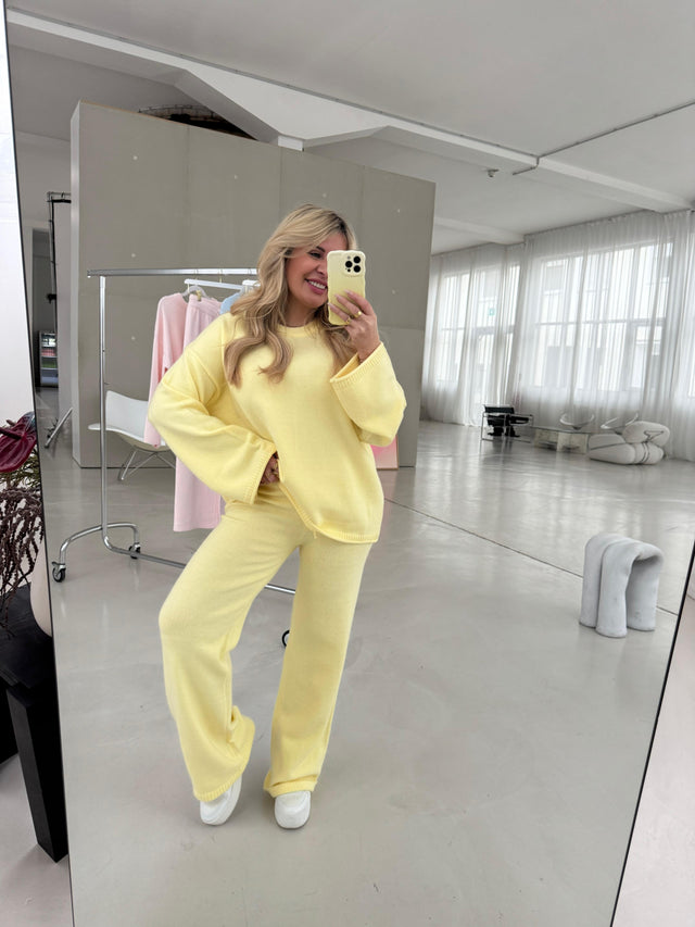 Hose sunshine yellow CLOUDY SKY