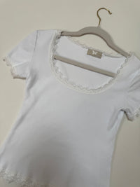 Shirt mit Spitzenrand BASIC QUEEN weiß