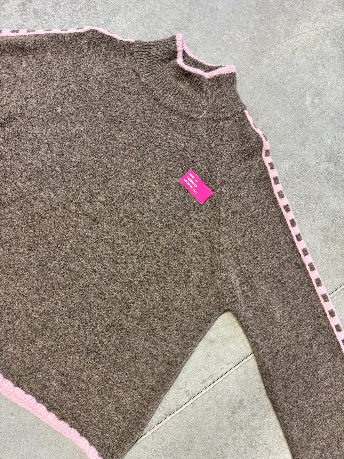 Pullover mit Patch DRESS FOR YOURSELF taupe/rosa