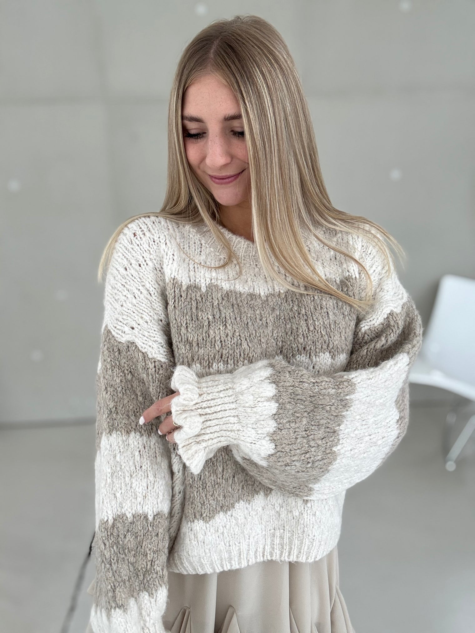 Kuschelweicher Strickpullover SOFT TAUPE weiß