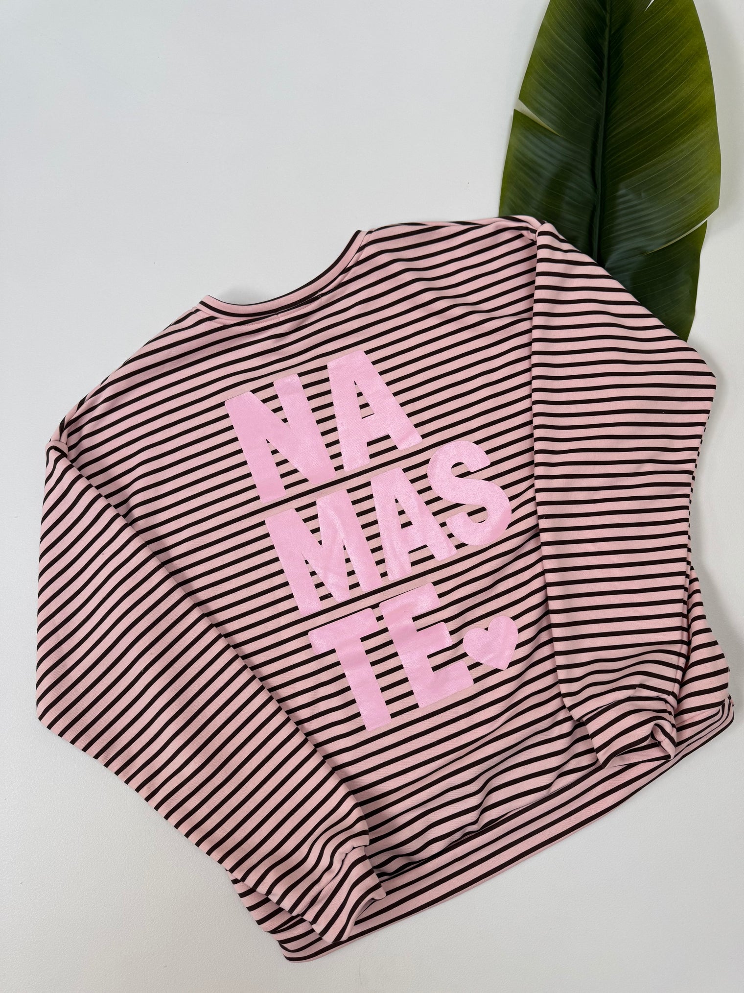 Sweater mit Rückenprint hellrosa/coffee geringelt NAMASTE