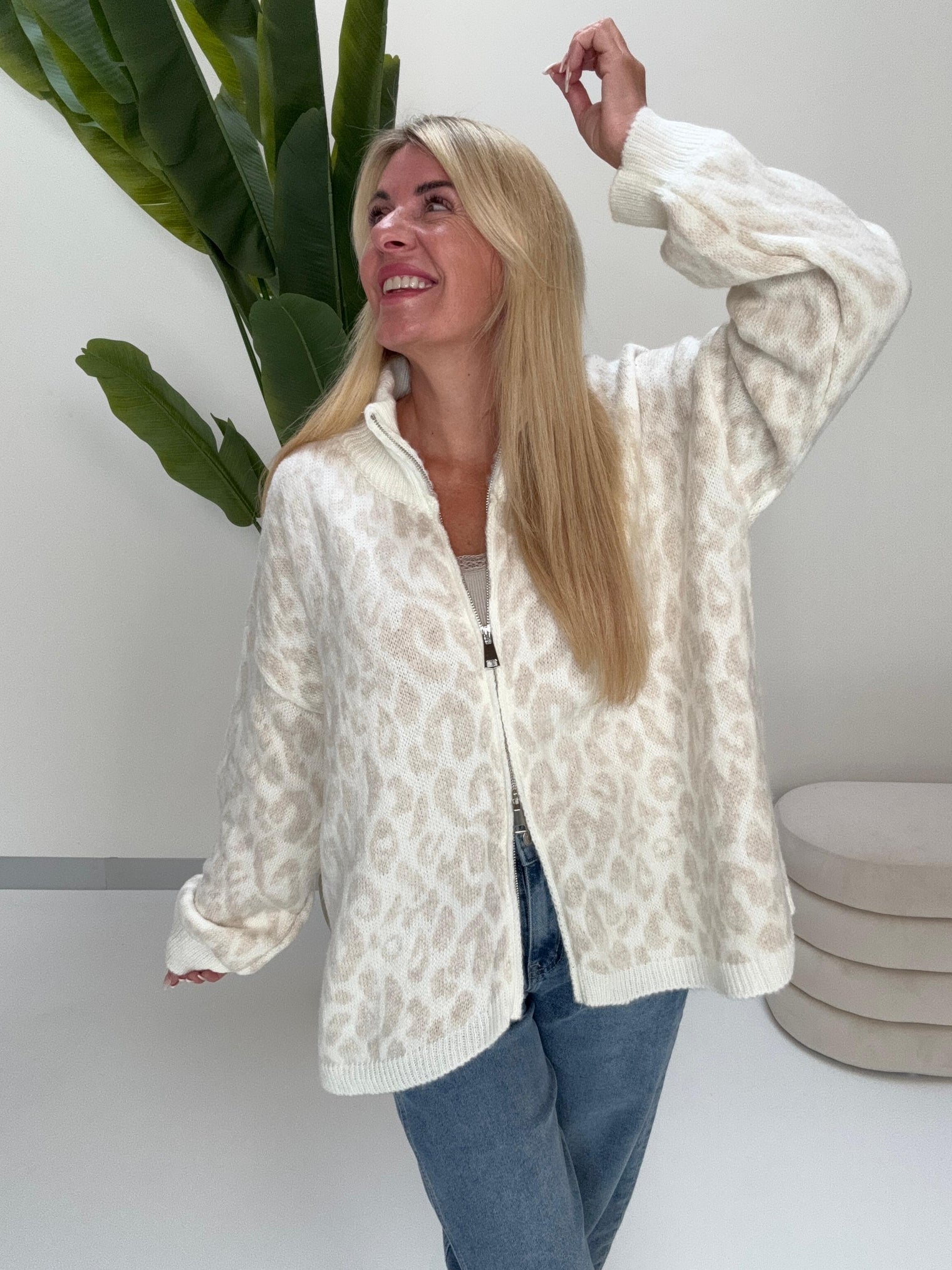 Zipper Strickjacke im angesagten Leo Muster creme/beige
