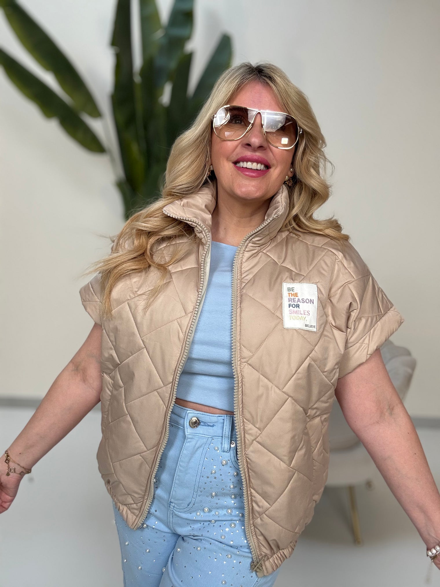 Wattierte Puffy Zipper Weste BE THE REASON FOR SMILES TODAY beige