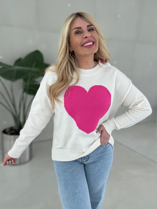 Pullover creme mit großem Herz & Knöpfen an der Schulter in pink