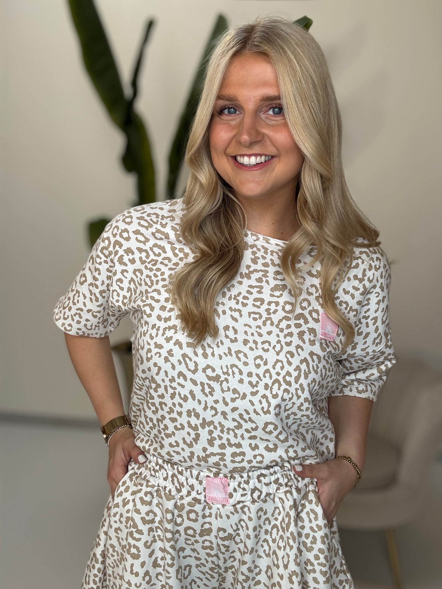 Shirt kurzarm weiß LEO LOVER AMOUR beige mit Patch