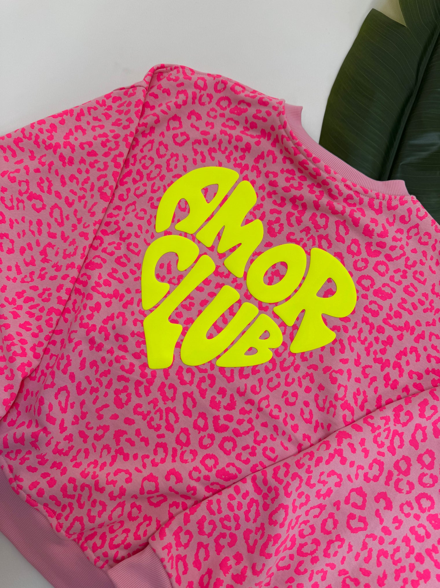 Sweater mit Rückenprint AMOR CLUB rosa leo