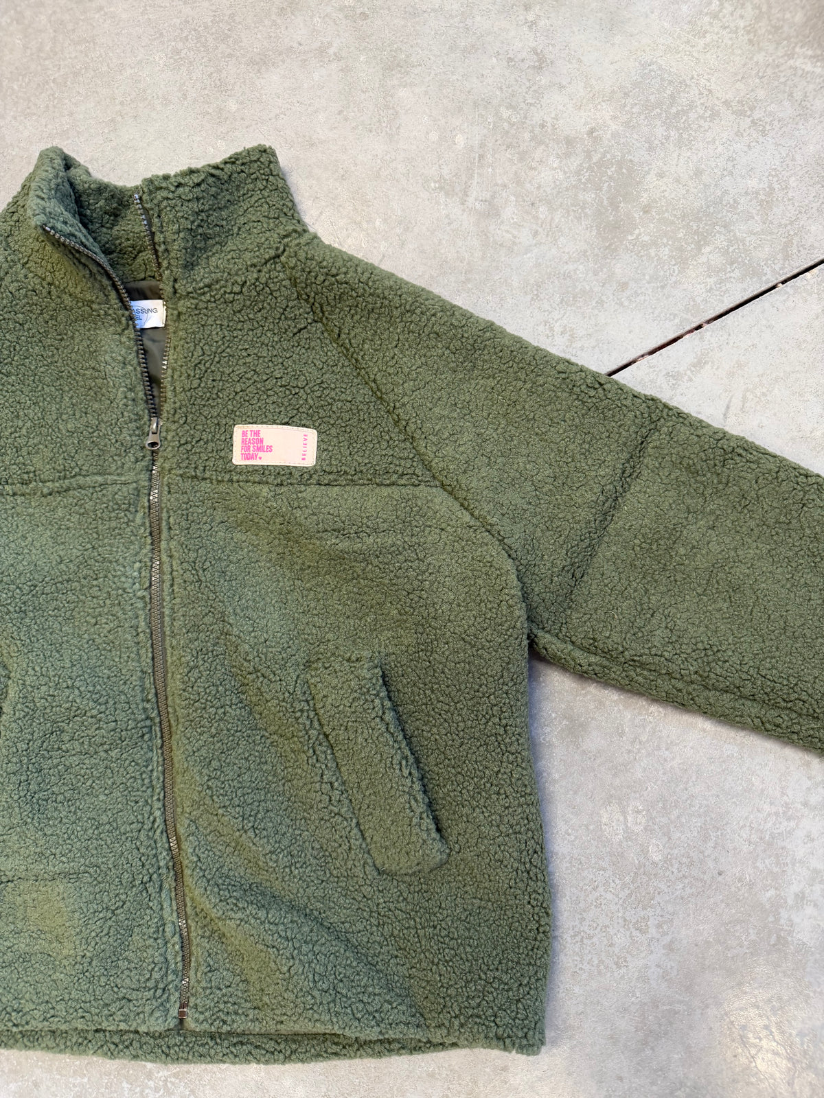 Kuschel Jacke mit Reißverschluss & Patch BE THE REASON FOR SMILES TODAY Kaki