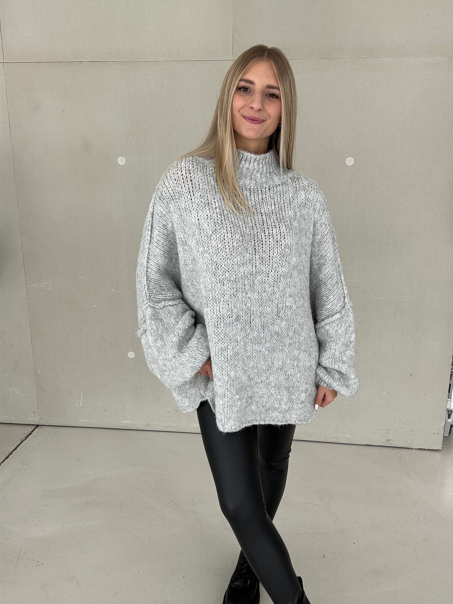 Kuschelweicher OVERSIZE Strickpullover hellgrau