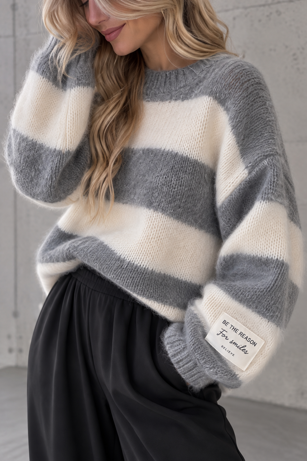 Strickpullover mit Patch grau/creme
