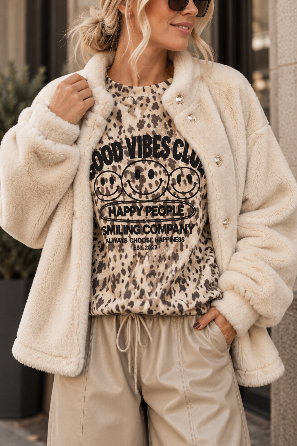 Teddyjacke Creme mit goldenen Knöpfen